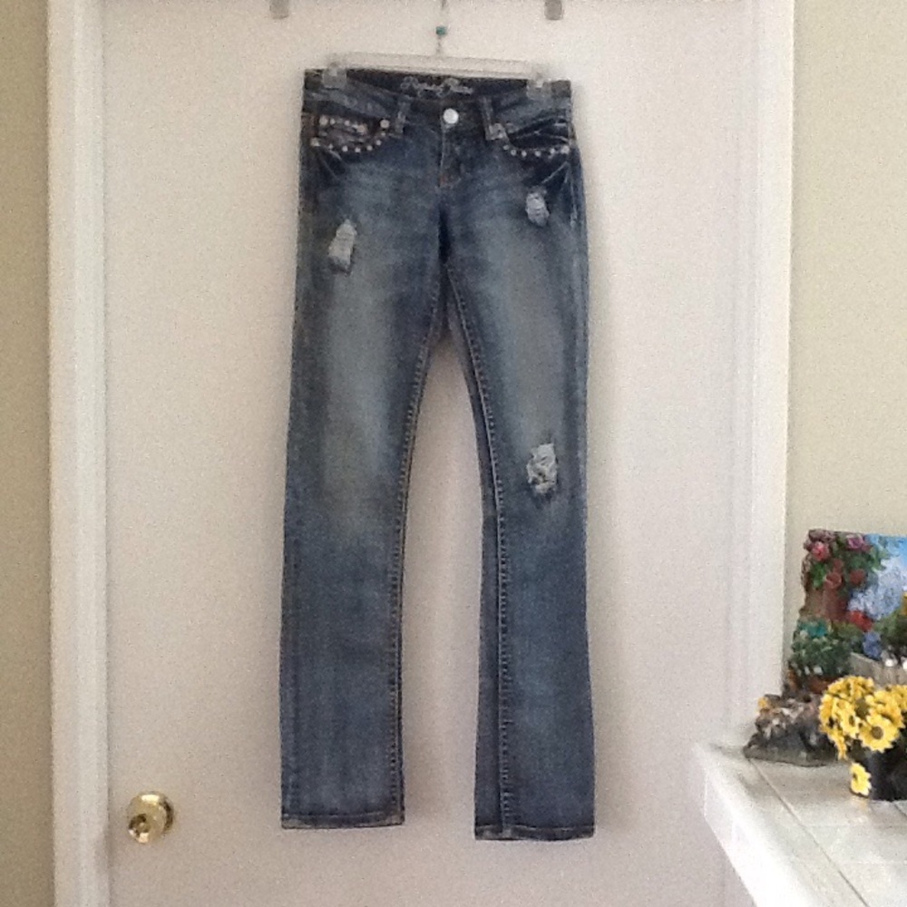 Request distressed decorated blue jeans pants